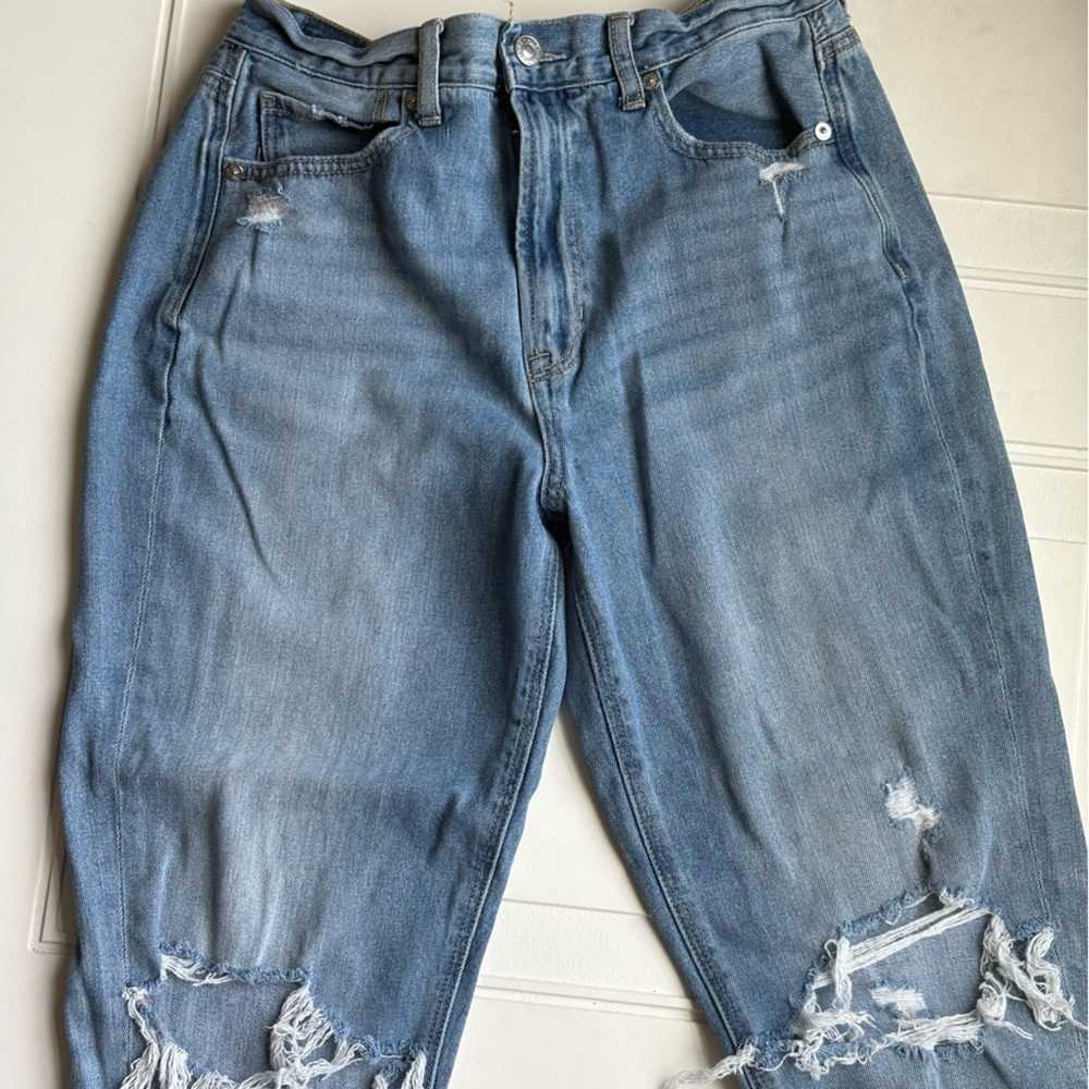 American Eagle Distressed Mom Jeans Size 6